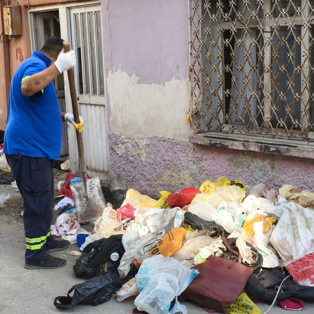 Kötü koku ihbarıyla gidilen evden 2 kamyonet çöp çıktı
