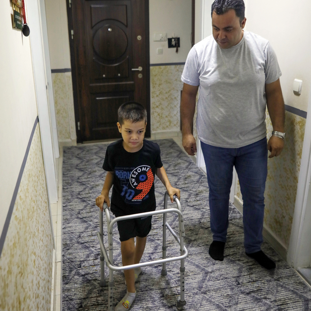 Hastalığına teşhis konulamayan Mert'in yürüyebilmesi için tedaviye başlandı