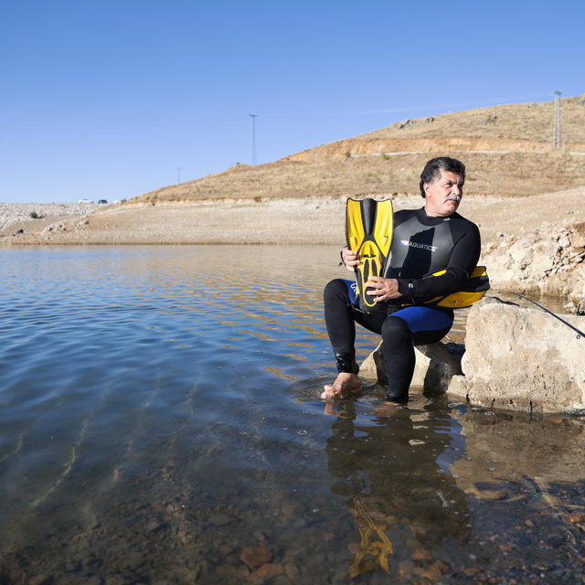 Su tasarrufuna dikkati çekmek isteyen dalgıç barajı yüzerek geçti