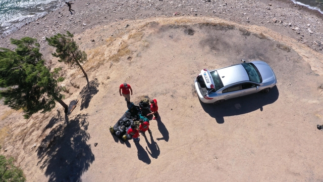 Gönüllü dalgıçlar suyun derinliklerindeki tarihi kalıntıları kayıt altına alıyor