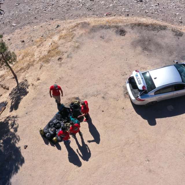 Gönüllü dalgıçlar suyun derinliklerindeki tarihi kalıntıları kayıt altına a...