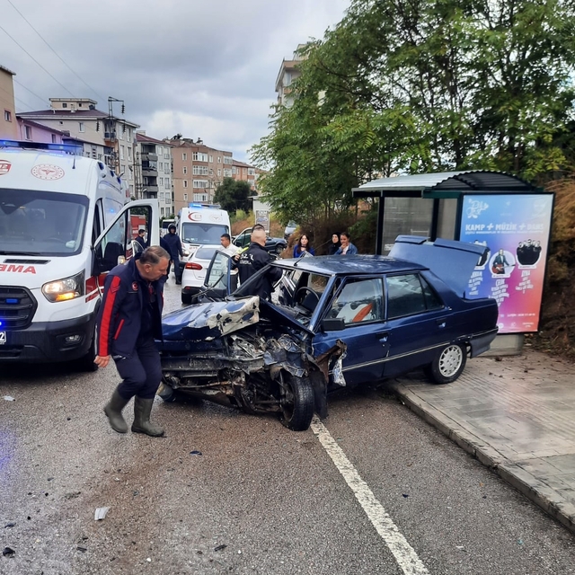 Sinop'ta iki otomobilin çarpıştığı kazada 4 kişi yaralandı