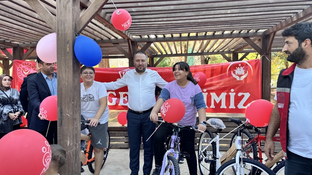 Siirt'te ODES Projesi kapsamında başarılı 20 öğrenciye bisiklet hediye edildi