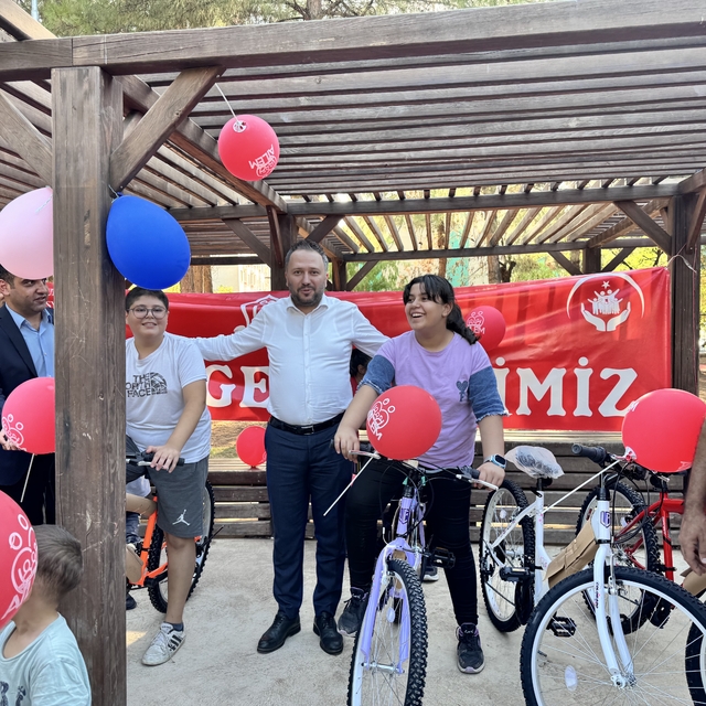 Siirt'te ODES Projesi kapsamında başarılı 20 öğrenciye bisiklet hediye edil...