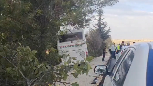 Otobüsle çarpışan otomobildeki aynı aileden 4 kişi öldü