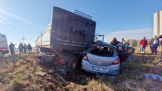 TIR, otomobile çarptı; 1'i ağır 2 yaralı