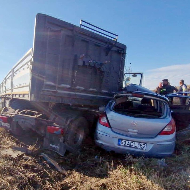 TIR, otomobile çarptı; 1'i ağır 2 yaralı