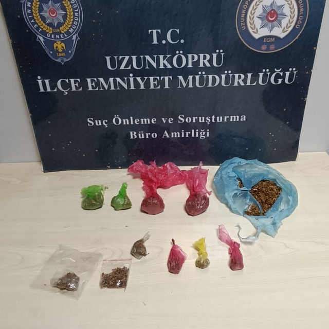 Edirne'de uyuşturucu operasyonunda gözaltına alınan 2 zanlıdan 1'i tutuklan...