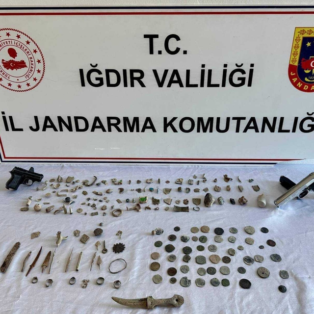 Iğdır'da takibe alınan şüphelinin adresinde tarihi sikke ve objeler ele geç...