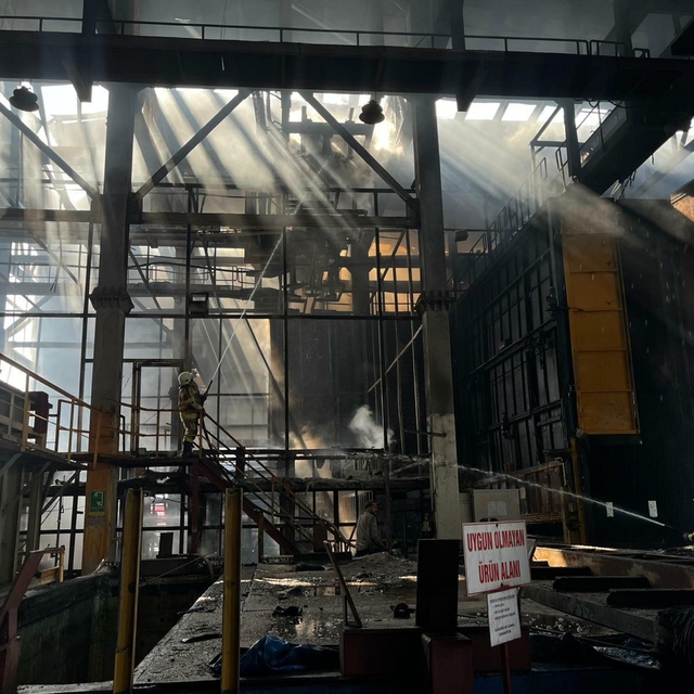 İzmir'de fabrika yangını kontrol altında (2)