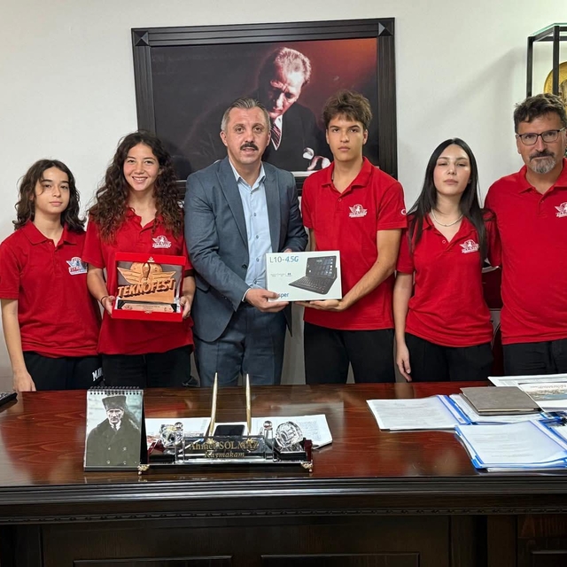 TEKNOFEST'te dereceye giren öğrencilerden, Kemer Kaymakamı Solmaz'a ziyaret