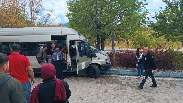 Dolmuş, kampüste ağaca çarptı; 13 öğrenci yaralı