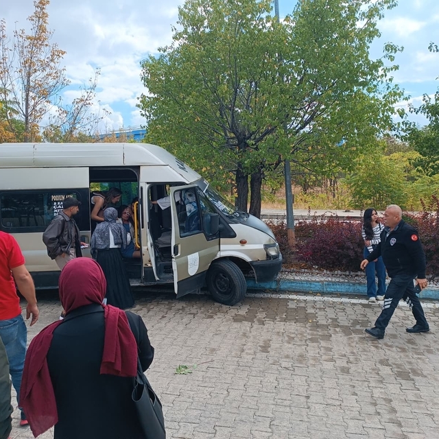 Dolmuş, kampüste ağaca çarptı; 13 öğrenci yaralı