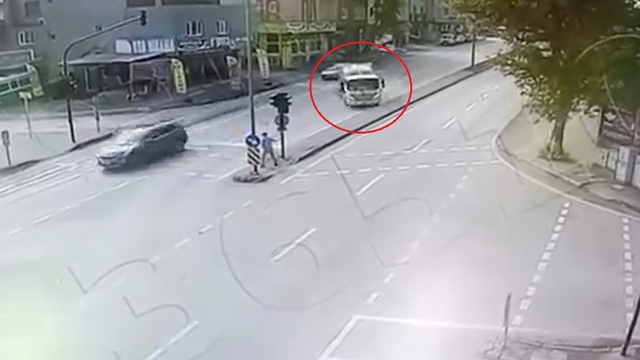 Devrilen çöp kamyonunun altında kalmaktan son anda kurtuldu; o anlar kamerada