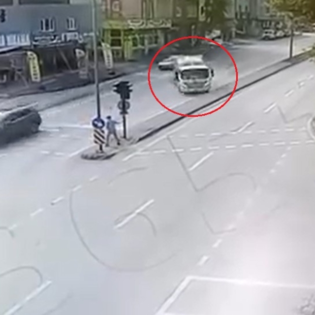 Devrilen çöp kamyonunun altında kalmaktan son anda kurtuldu; o anlar kamera...