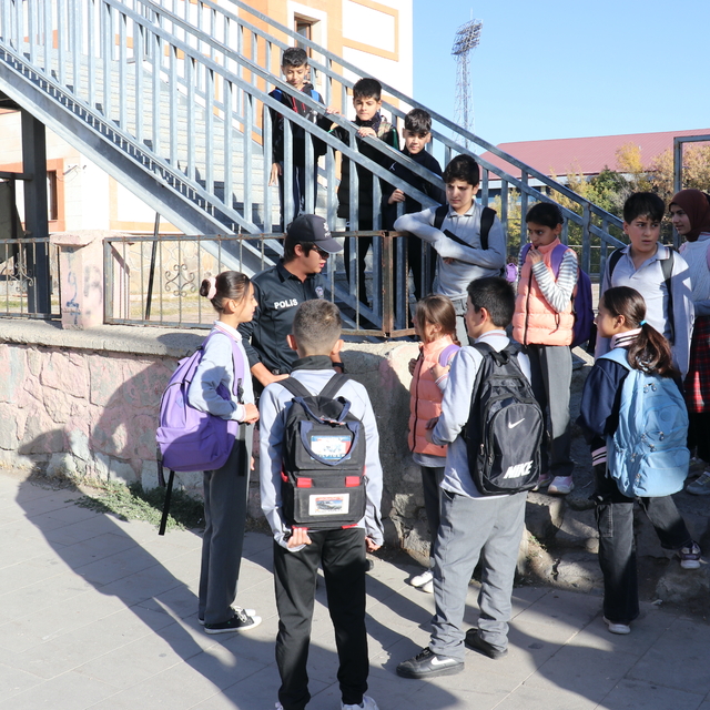 Ağrı'da polis ekipleri öğrencilerin güvenliği için okul çevrelerini denetli...