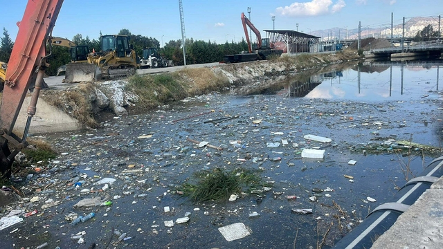İzmir'de derede kirlilik