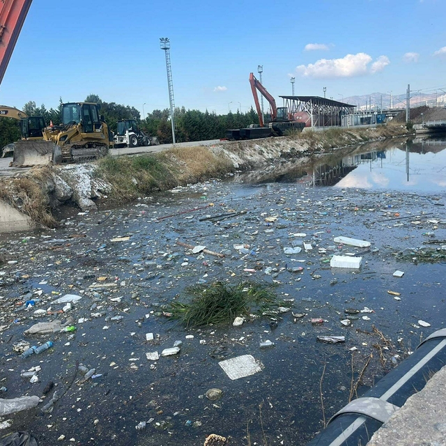 İzmir'de derede kirlilik