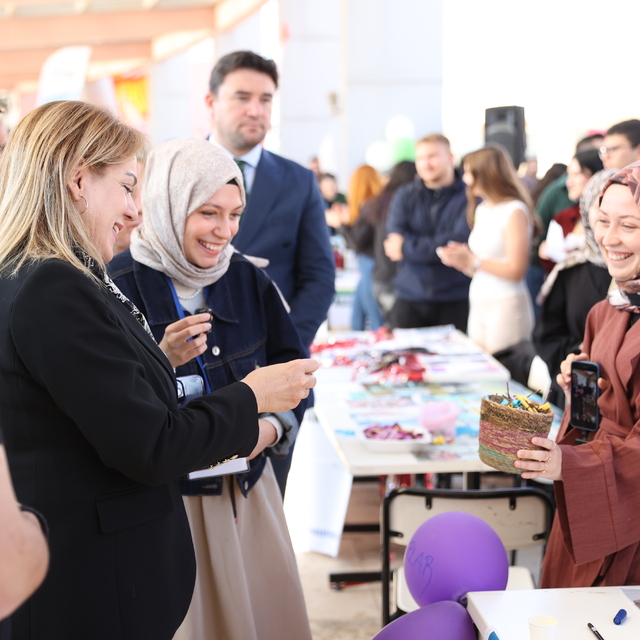 Kırklareli Üniversitesi Rektörü Ak "Öğrenci Kulüpleri Şenliği"nde öğrencile...