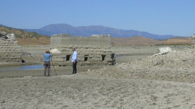 Gaziantep'te baraj suyu çekilince eski demiryolu köprüsünün ayakları gün yüzüne çıktı