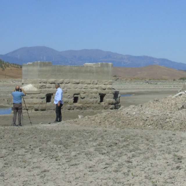 Gaziantep'te baraj suyu çekilince eski demiryolu köprüsünün ayakları gün yü...