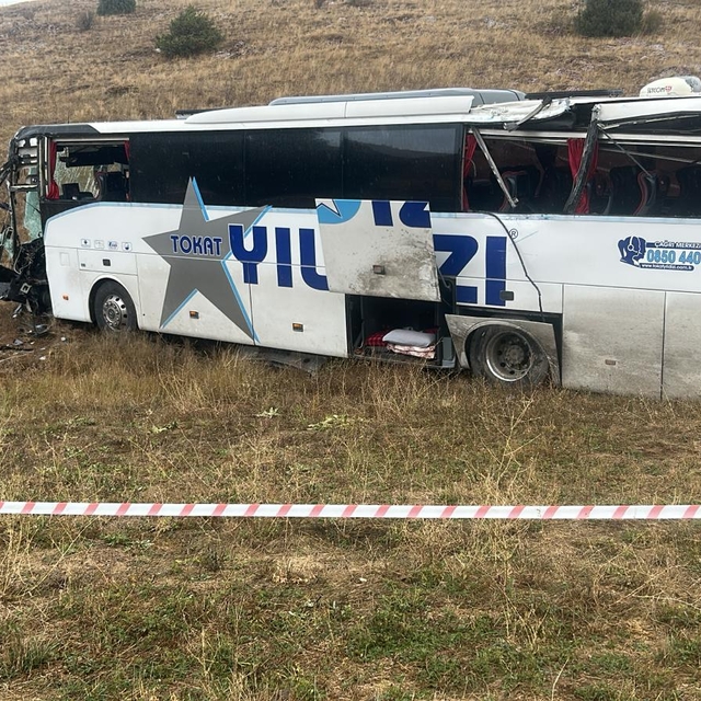 Sivas'ta yolcu otobüsü ile tırın çarpıştığı kazada 20 kişi yaralandı