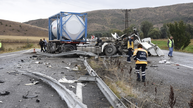 Sivas'ta yolcu otobüsü ile TIR çarpıştı: 18 yaralı