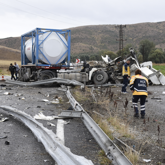 Sivas'ta yolcu otobüsü ile TIR çarpıştı: 18 yaralı