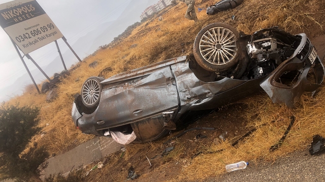 Gaziantep'te çarpışan otomobillerdeki 3 kişi yaralandı