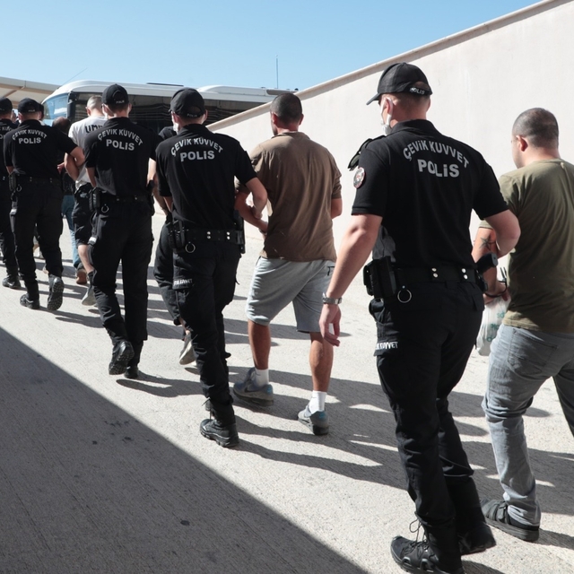 Antalya'da çeşitli suçlardan aranan 186 kişi yakalandı