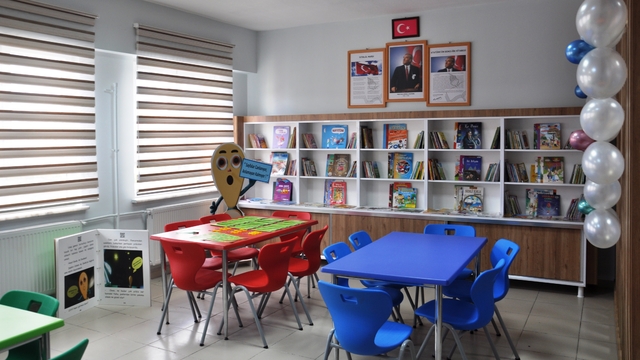 Kütahya'da Türk Eczacıları Birliği'nin destekleriyle ilkokulda kütüphane oluşturuldu