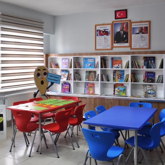 Kütahya'da Türk Eczacıları Birliği'nin destekleriyle ilkokulda kütüphane ol...