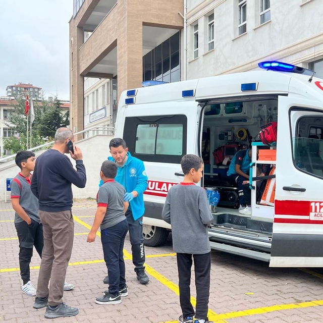 Kayseri'de yanlışlıkla çalınan yangın alarmıyla oluşan panikte 14 öğrenci y...