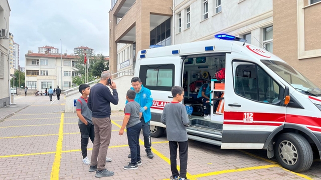 Yangın ziline basan öğrenci izdihama neden oldu: 14 yaralı
