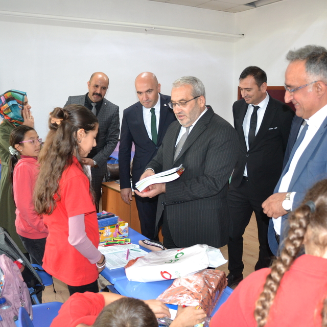 Çorum Yıldırım Beyazıt Ortaokulu'ndan kardeş okula kırtasiye desteği