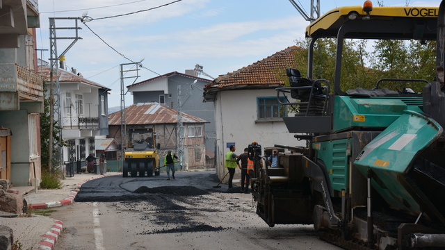 Başçiftlik'te asfaltlama çalışması yapılıyor