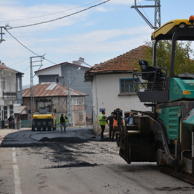 Başçiftlik'te asfaltlama çalışması yapılıyor