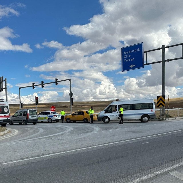 Çorum'da taksi ile elektrikli motosikletin çarpıştığı kaza güvenlik kameras...