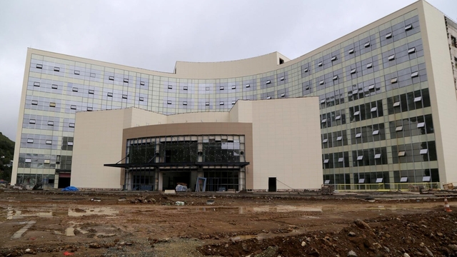 AK Parti Trabzon İl Başkanı Mumcu, yapımı devam eden şehir hastanesinde incelemelerde bulundu