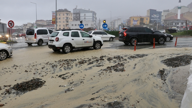 Trabzon'da sağanak hayatı olumsuz etkiledi