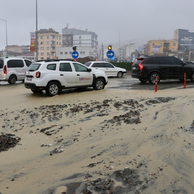 Trabzon'da sağanak hayatı olumsuz etkiledi