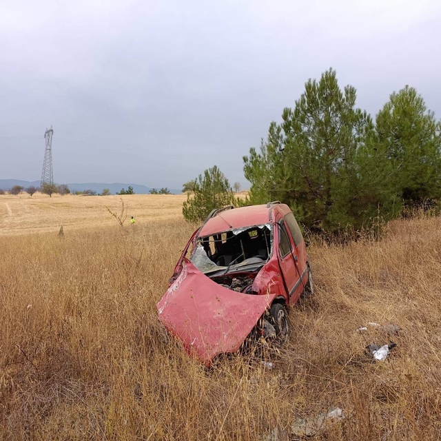 Bilecik'te devrilen hafif ticari aracın sürücüsü yaralandı