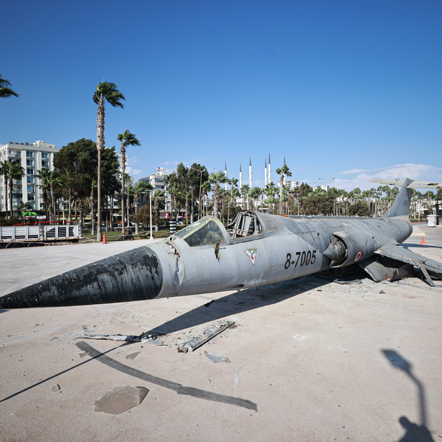 Mersin'de sahilde sergilenen savaş uçağı korozyona uğraması nedeniyle sökül...