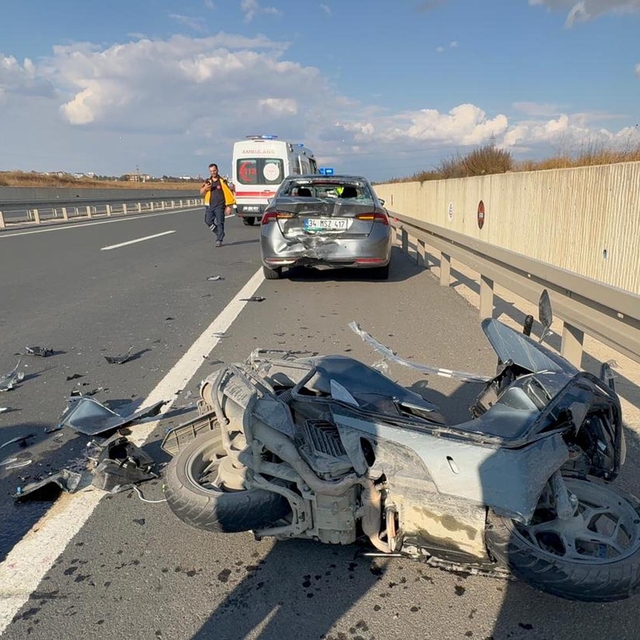 Emniyet şeridindeki otomobile çarpan motosikletin sürücüsü yaralandı