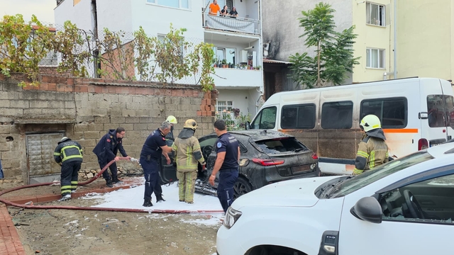 Bursa'da otoparkta çıkan yangında 3 araç hasar gördü