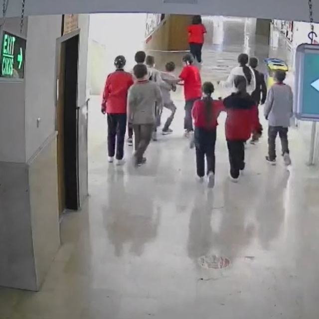 Öğretmen, boğazına mandalina kaçan öğrenciyi heimlich yöntemiyle kurtardı