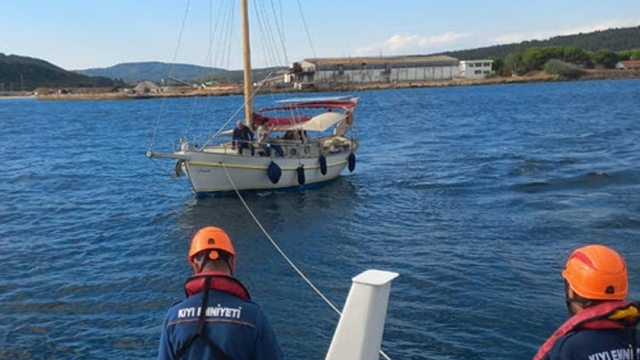Çanakkale Boğazı'nda sürüklenen tekne kurtarıldı