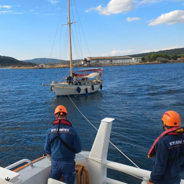 Çanakkale Boğazı'nda sürüklenen tekne kurtarıldı