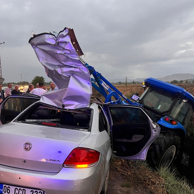 Adana'da otomobil ile traktörün çarpıştığı kazada 1 kişi yaralandı