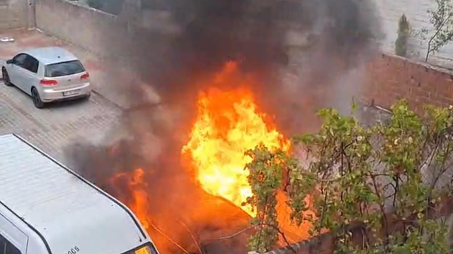 Bursa'da park halindeki 3 araç çıkan yangında zarar gördü